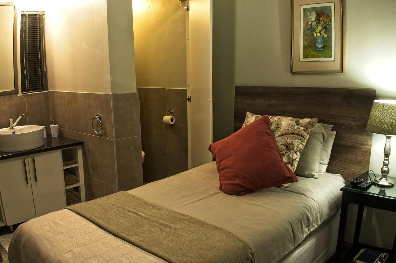 Rest-A-While Guest House - Pretoria Ngoại thất bức ảnh